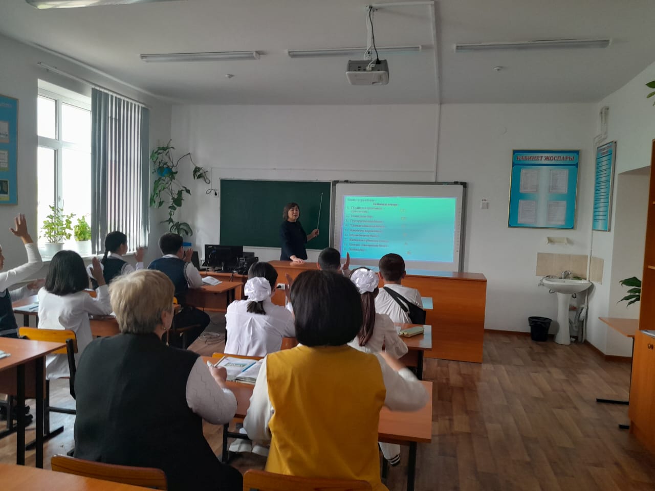 №23 Тескентоған жалпы орта білім беретін мектебінде  25.04.2023 күні 7 сынып оқушылары арасында  биология пәнінен ашық  сабақ өткізілді.Сабақтың  мақсаты: оқушыларға өсімдіктердің көбею мүшесі, гүлдің құрылысы туралы таныстырып