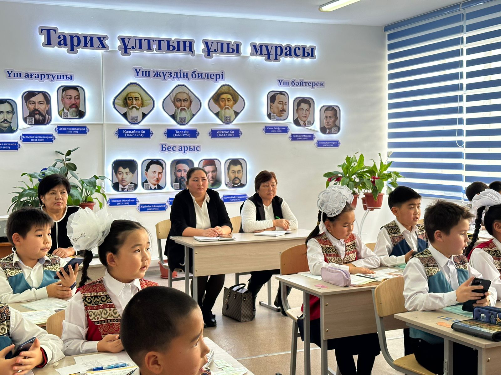 Пән  мұғалімдері  ашық сабақтарға қатысып іс-тәжірибе алмасу жүргізілд