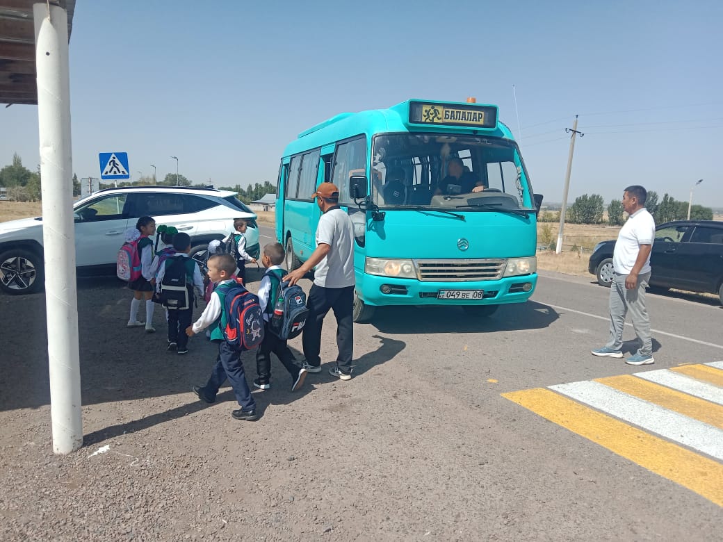 Жол қауіпсіздігі бойынша автобусқа білім алушыларды шығарып салу және күтіп алу