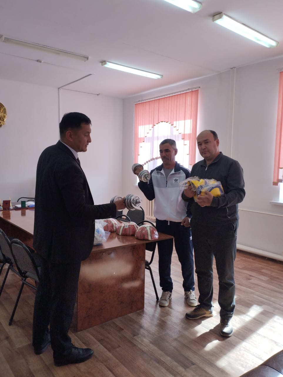№23 Тескентоған жалпы орта білім беретін мектебінің директоры Куаныш Даутов 07.11.2025 күні спорттық құрал-жабдықтарын дене шынықтыру пән мұғалімдеріне табыстады.