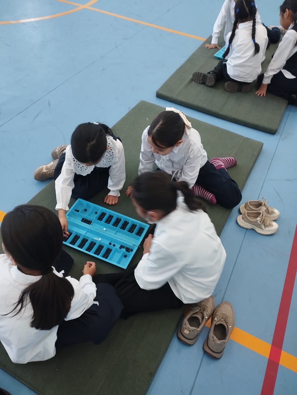 Құмалақ жинап ойнау.