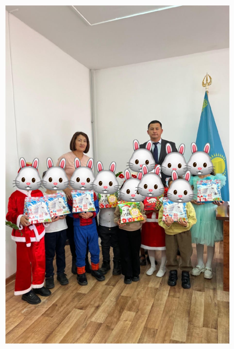 кәсіпкер А. Алдабергенова өз тарапынан арнайы сыйлықтар табыстады.